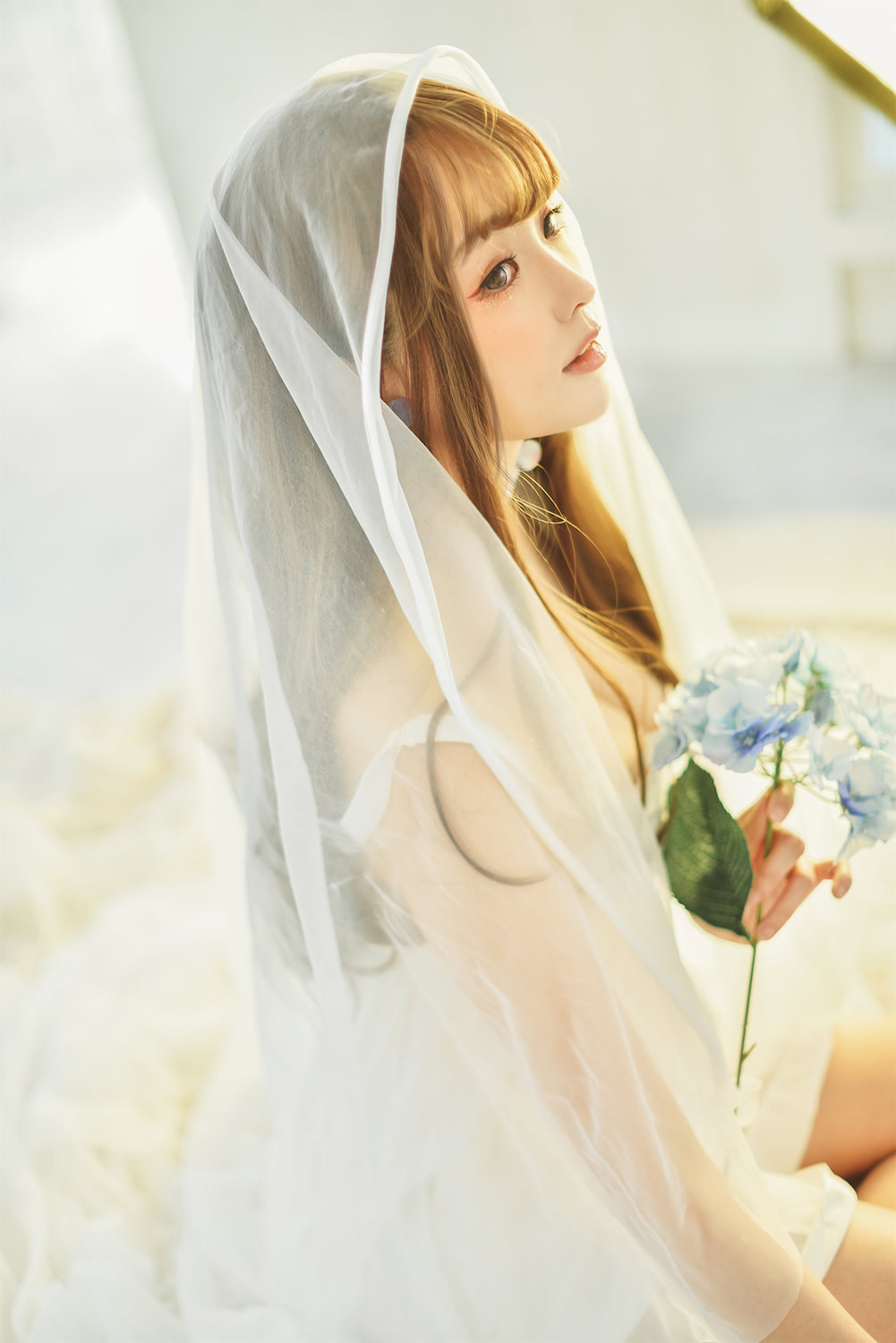 ElyEE子 White Dress2